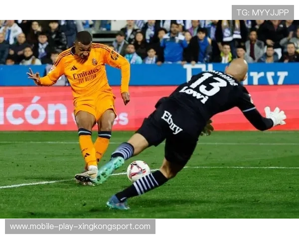 皇马左路连线撕开对手防线，精准传中送入网窝